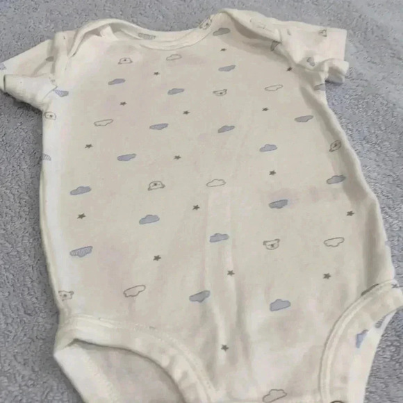 Carter’s onesie - Picture 2 of 4